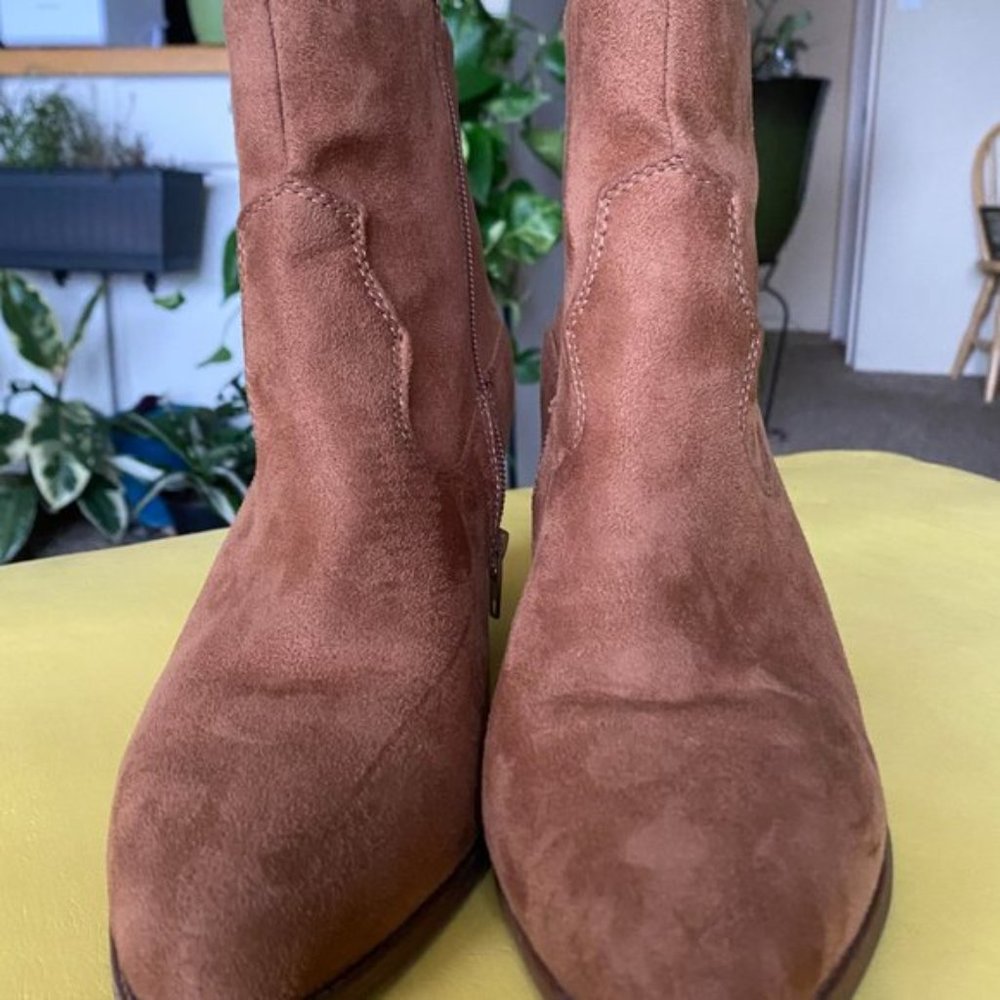 Qupid • Camel Stretched Booties • Size 8 - Picture 4 of 7